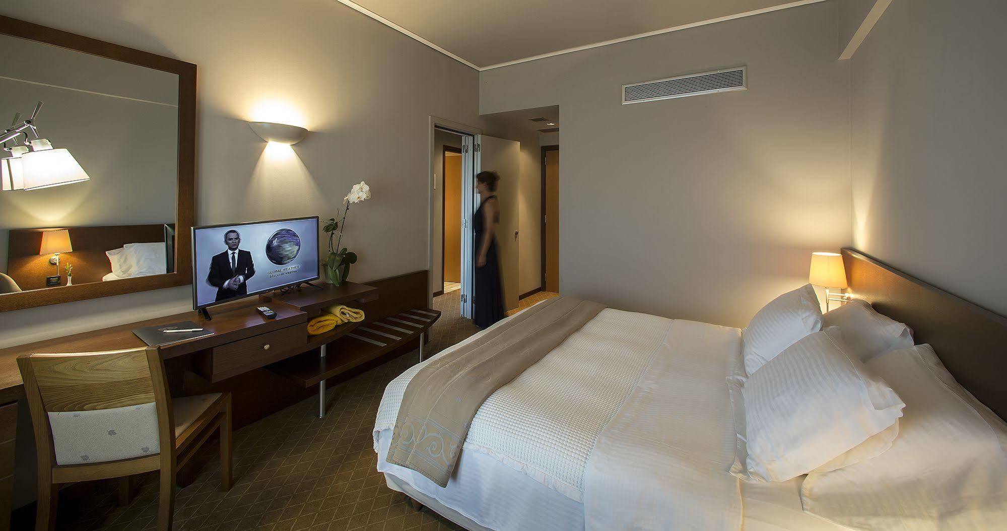 Dekelia Hotel Athene Buitenkant foto